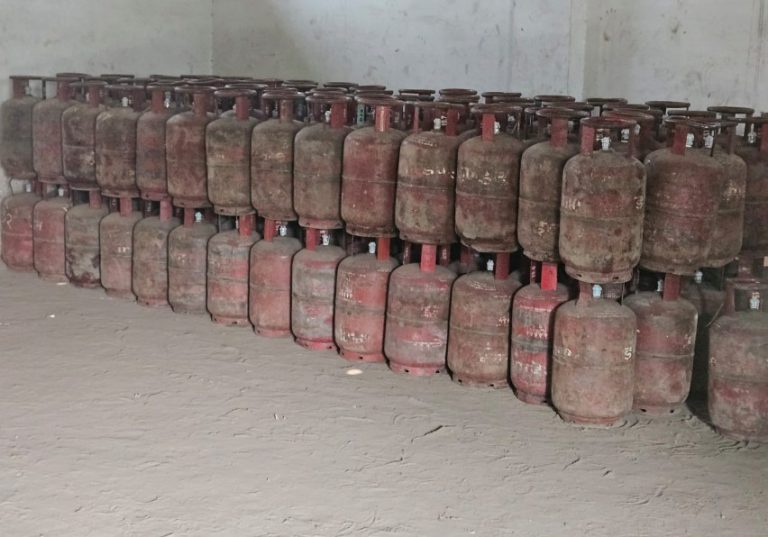 गैस सप्लाई पर प्रशासन की नजर, होम डिलीवरी सुनिश्चित करने के निर्देश
